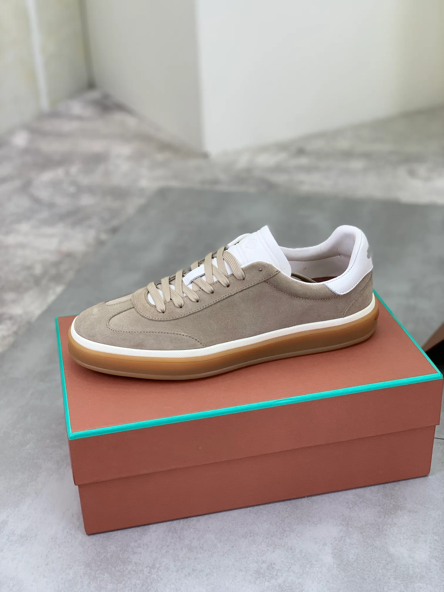 Men's Men's Shoes 💰P540 New 💰High Quality Loro Piana 💯Top Authentic Grade💯Buy the original 1:1 copy💯 Founded the existing Loro Piana company on April 24, 1924. It is now the sixth generation of family business, providing top quality products to customers who are discerning in taste and quality. Imported original fabrics, made of plain calfskin lining. Hand-sewn threads with cowhide feet. Original packaging. Size: 38-45. 7⃣️ colors available.
